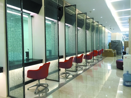 　　总行营业部基本装修完毕的营业大厅记者 刘鸿翔/摄