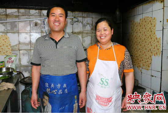 在厨房内开心的冯东海夫妇俩