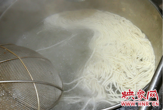 沸水煮面