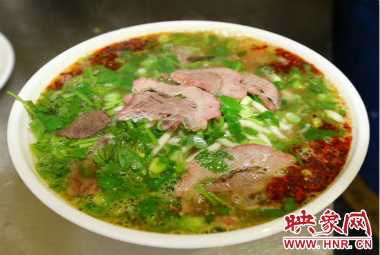 艳红的辣椒配上嫩绿的香葱，让刚出锅的饸饹面十分诱人。