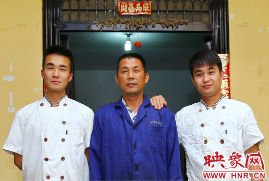 一鱼三吃的美味离不开贾玉强父子三人共同的努力