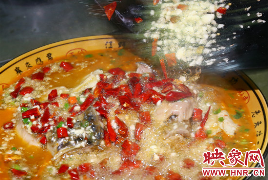浇上沸油，不仅保持了鱼肉的鲜嫩，还激发了辣椒香辣