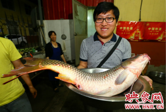 近二十斤的大鱼带给食客无限的诱惑