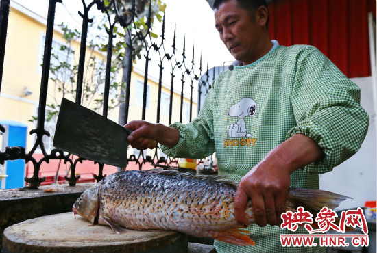 除去鱼鳞后的大鱼进行下一步加工