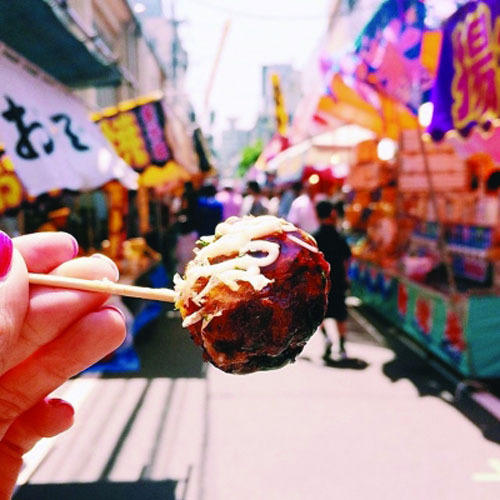 女孩吃遍世界自拍美食美景 受网友热捧