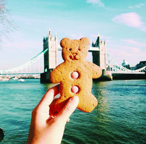 女孩吃遍世界自拍美食美景 受网友热捧