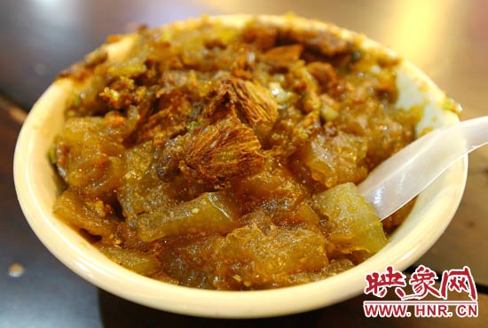 口感热香鲜嫩而倍受食客欢迎的小虎炒凉粉。