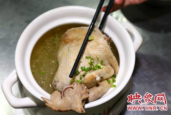 滑嫩清香的青嘴土鸡煲