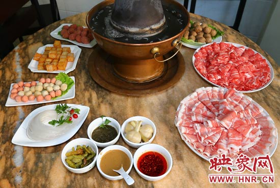 不同食材在涮锅中相逢