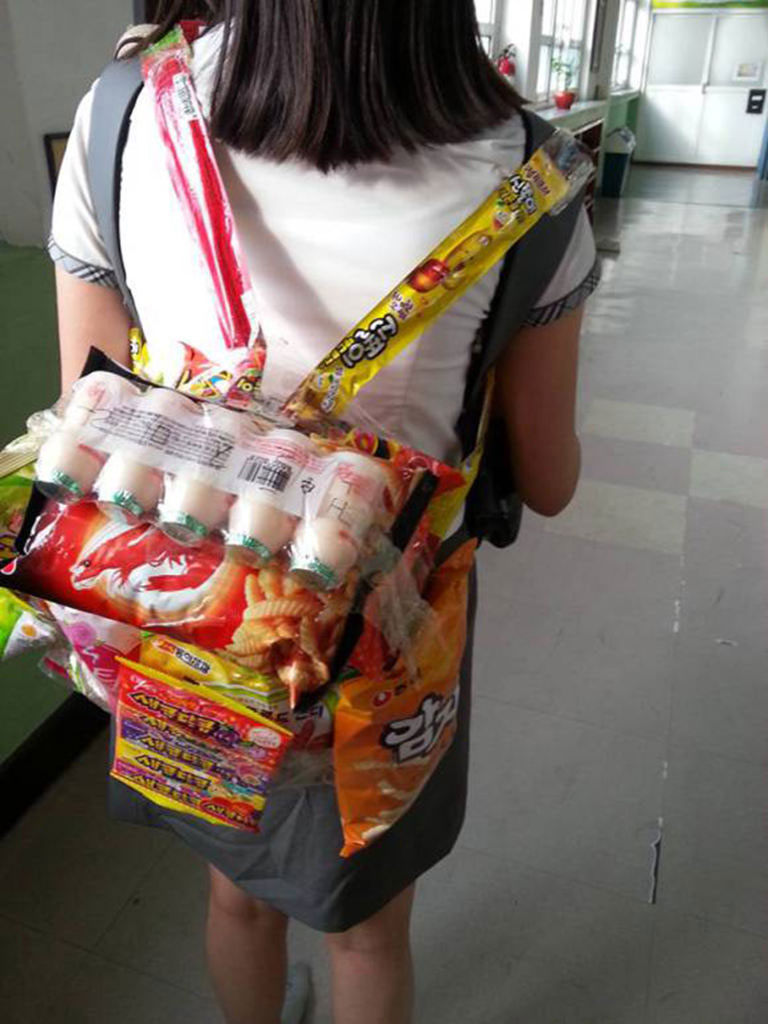 零食背身上：韩中小学生青睐“糖果背包”