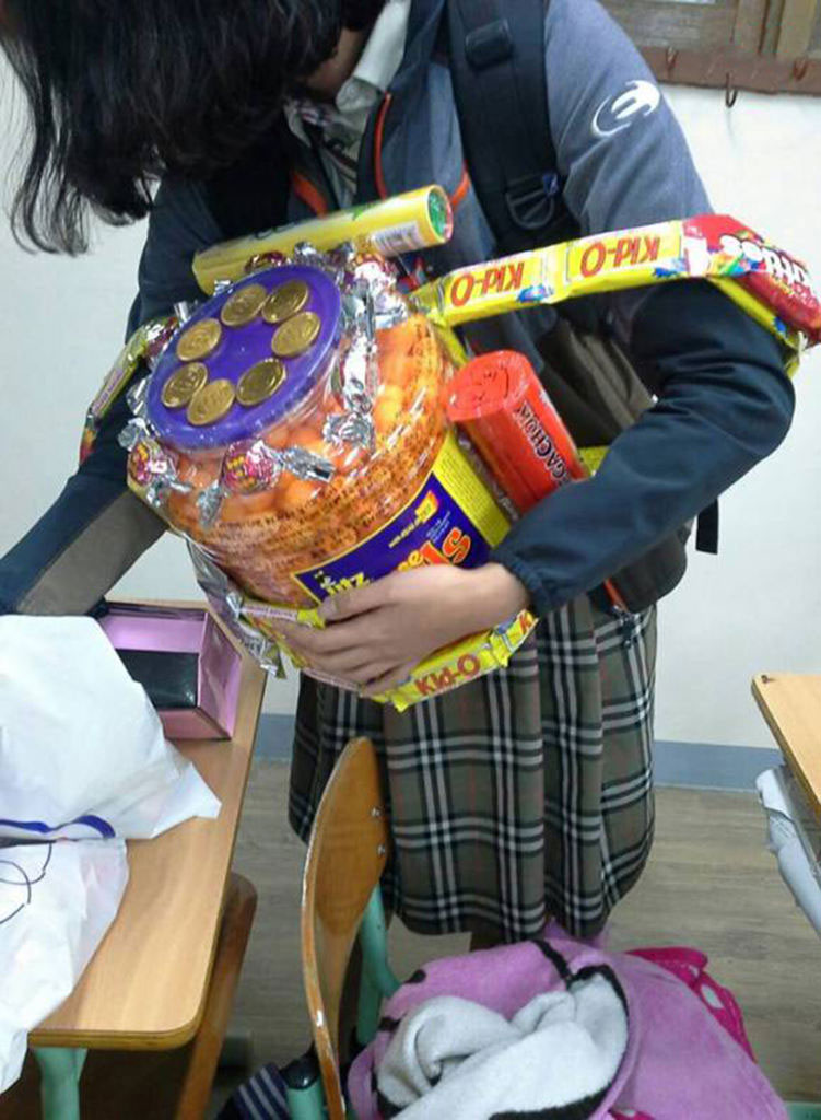零食背身上：韩中小学生青睐“糖果背包”