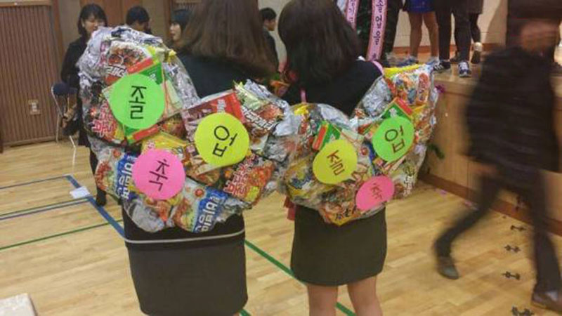 零食背身上：韩中小学生青睐“糖果背包”