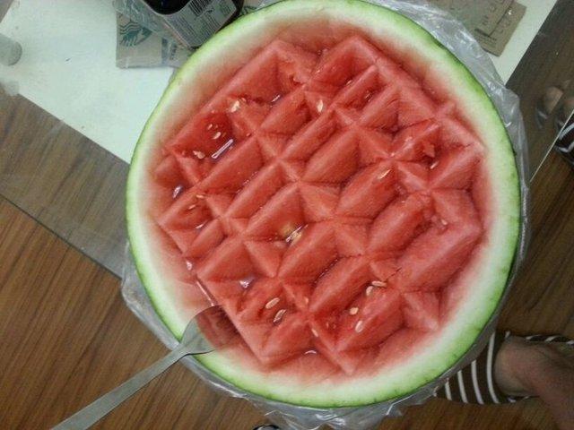 西瓜被玩坏了 百变吃法引网友惊叹