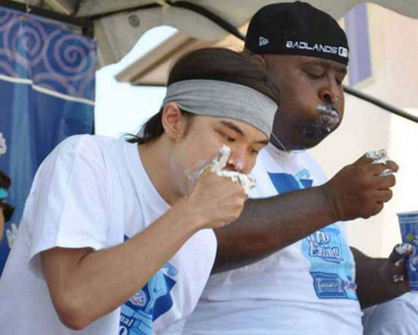 22岁学生成世界最年轻大胃王 一顿吃17斤