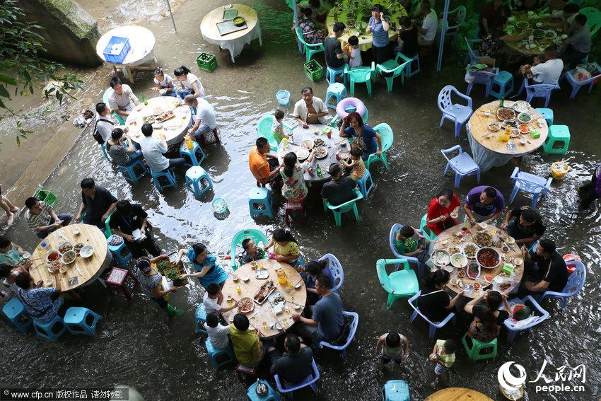 夏日高温“水上饭馆”火爆 食客边泡脚边吃饭