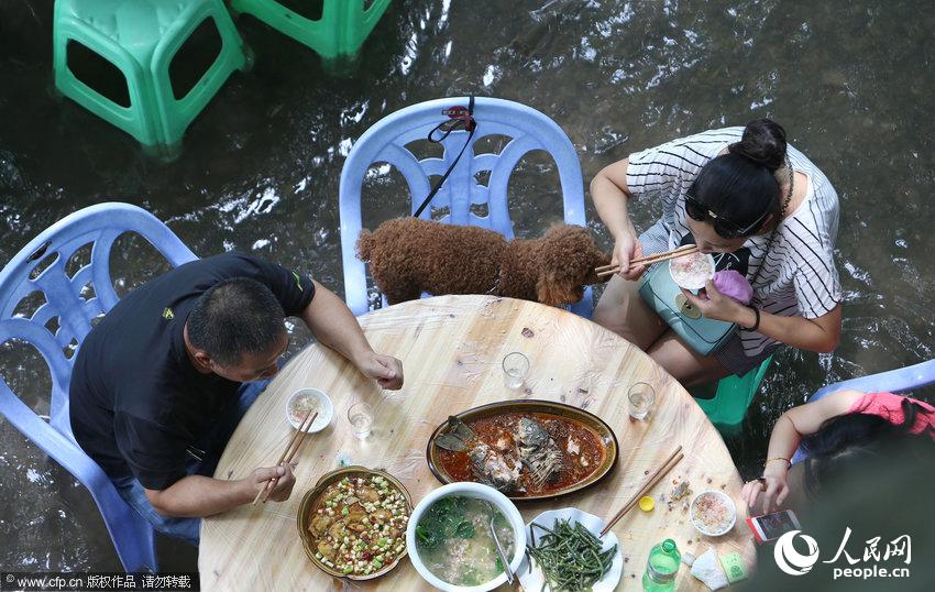 夏日高温“水上饭馆”火爆 食客边泡脚边吃饭