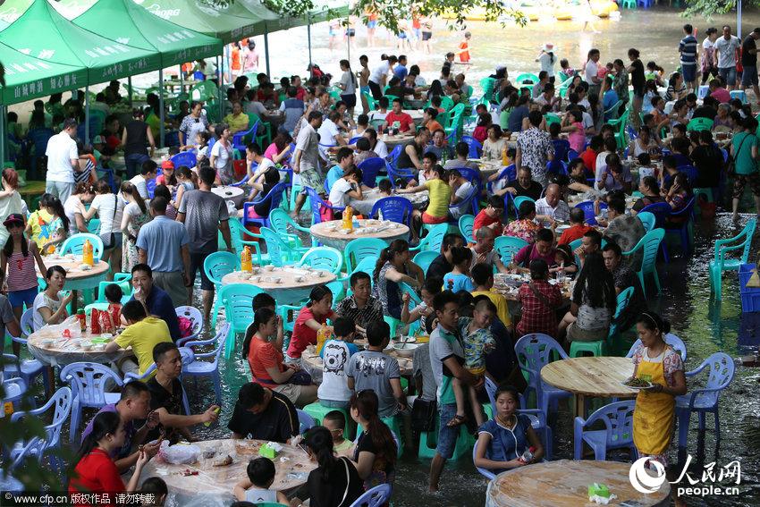 夏日高温“水上饭馆”火爆 食客边泡脚边吃饭