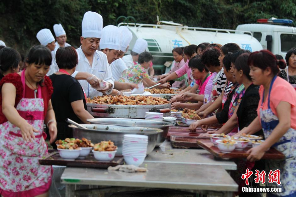 洛阳栾川两千名游客集体同吃“大锅饭”