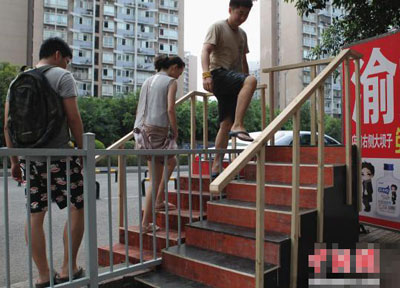 吃货最高境界！市民“苦练跨栏”只为吃火锅