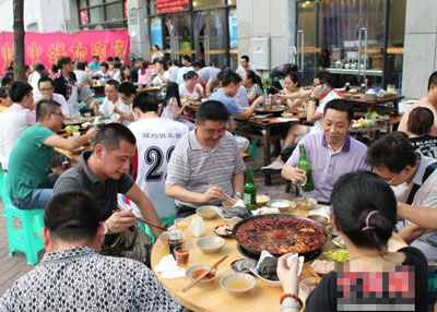 吃货最高境界！市民“苦练跨栏”只为吃火锅