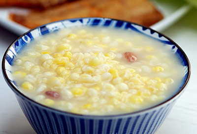 粘玉米碴粥：甜香软滑 深夜一碗暖胃粥