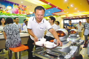 机器人餐厅低调开业：点单炒菜送餐机器人全部搞定定