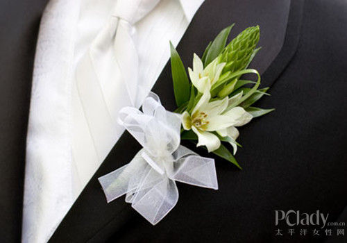 　特殊设计的新郎胸花