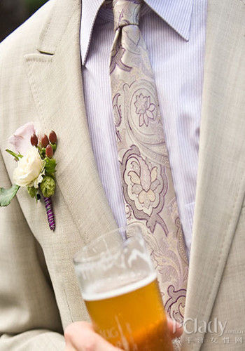 胸花的佩带方法