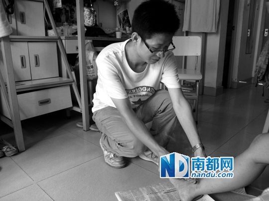 曾子杰帮同学艾灸。受访者供图