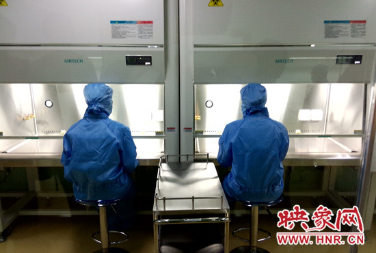 药剂师正在无菌环境下配药