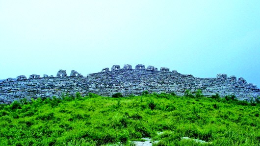 山东长清古城堡:城门建在悬崖边仍存4石屋(图)