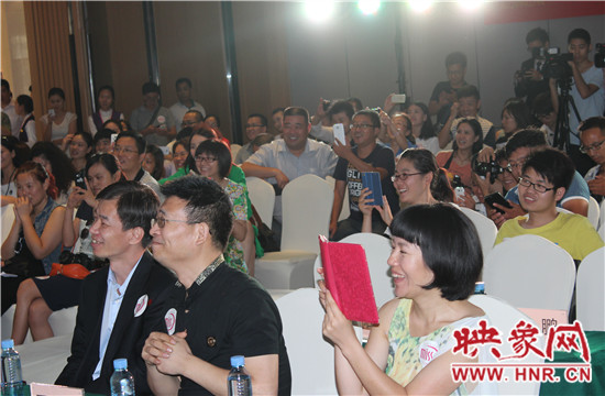 新闻发布会现场的沙画表演、古琴演奏、河南神曲《弄啥咧》、参赛选手展示都受到了现场来宾的欢迎。