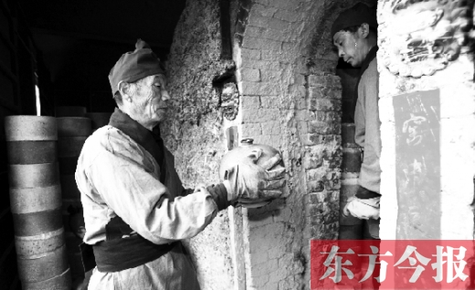 神垕正大力发展以“钧瓷文化”为内涵的旅游,窑厂工人都身着古装