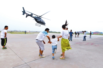 河南开启低空直升机旅游时代 打“飞的”看美景