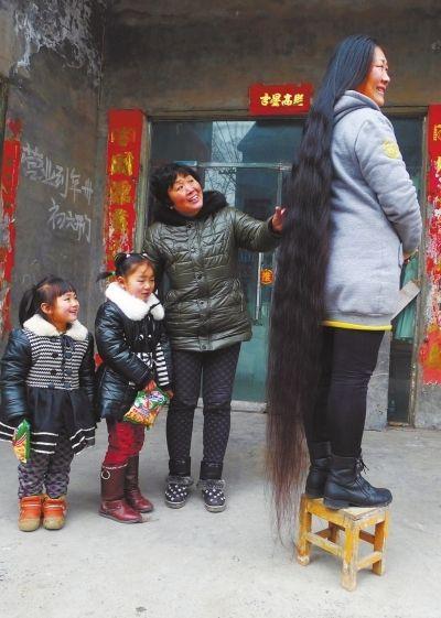 济源半百女子18年从没剪过头发 满头乌发近2米