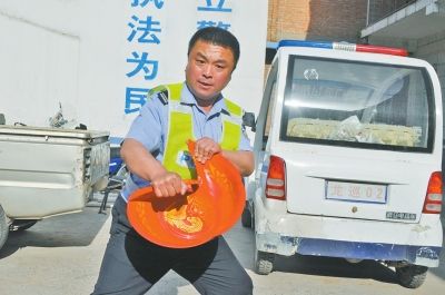 傅玉田向记者展示手撕铁盆功夫