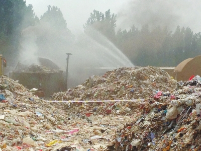 消防官兵正在对爆炸位置淋水降温