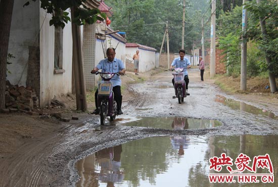 一场大雨过后，工作路上充满了泥泞。