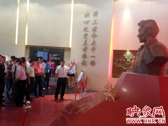 大家在焦裕禄纪念园内参观学习。