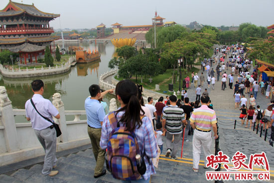 对于这些大咖而言，开封最吸引他们的是沉淀的宋文化，古朴的民风和特色的小吃，也是他们热议的话题。