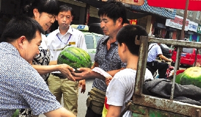 瓜农卖瓜钱丢失后，很多市民向他伸出援手，高价买其西瓜。