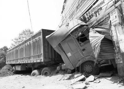 漯河一大货车撞进临街两层小楼 一个月仍未拖走