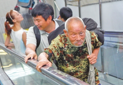 在漯河市救助站工作人员的陪同下，老人乘高铁回家。