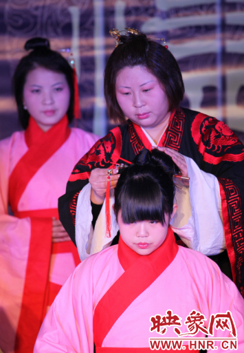 母亲为裴心雨戴发髻 康留国摄