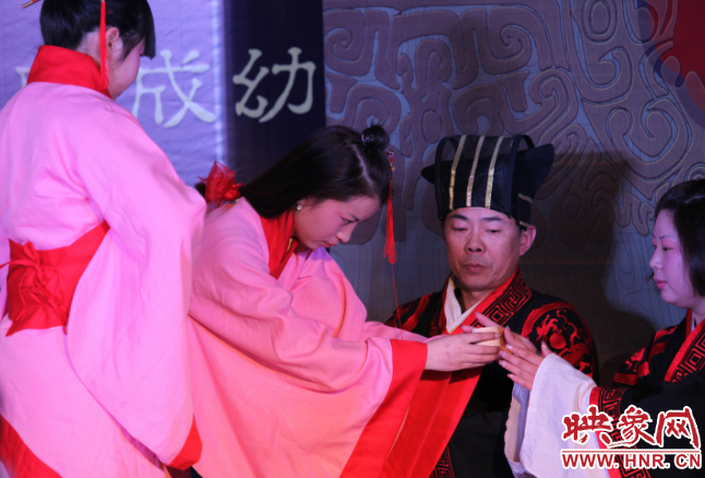 敬茶谢父母养育恩 康留国摄