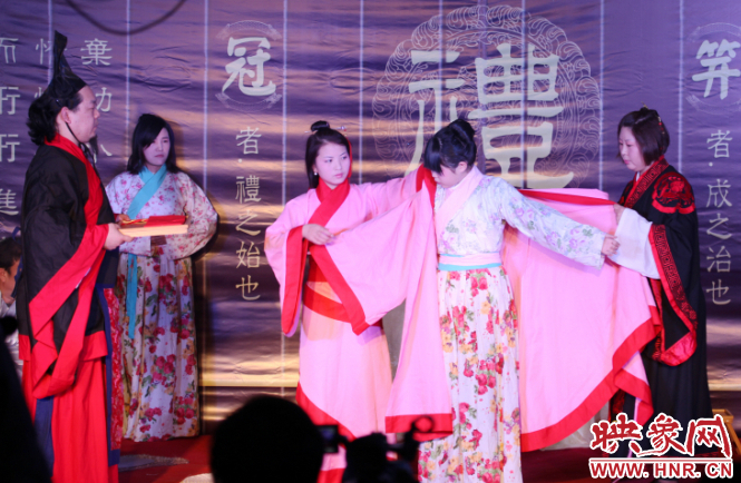 父母为女儿置换新衣 康留国摄