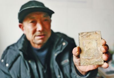  赵克彬拿着迁坟时发现的老照片