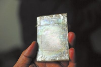  照片底版是块金属物质