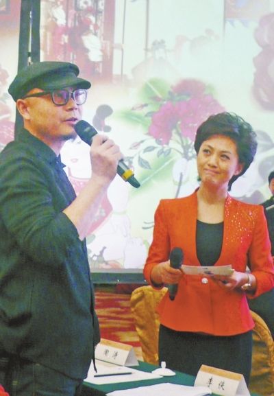  央视主持人海霞在发布会上采访《牡丹》导演之一陶涛（左）