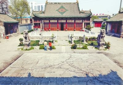  博物馆院内以地面石雕形式，呈现“中国大运河水系图”。